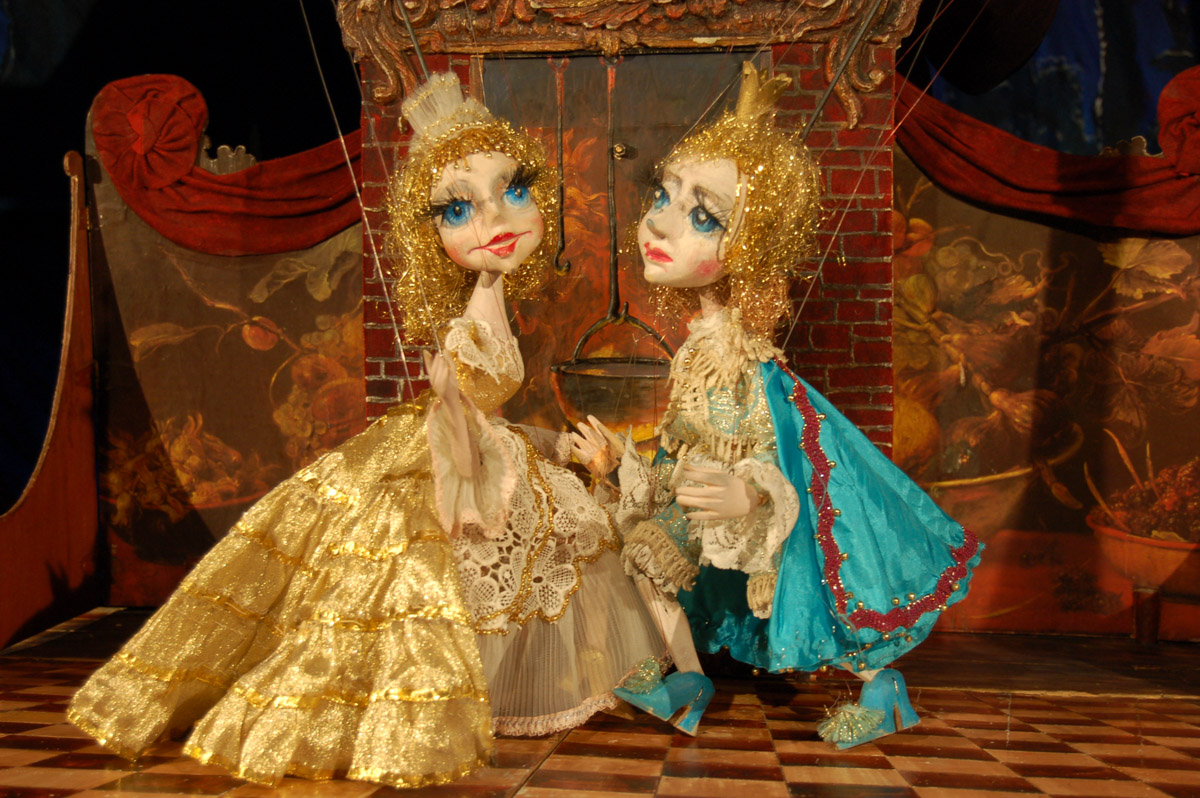 Уже в октябре владимирцев и гостей города ждет красочный марафон спектаклей — от классических постановок до экспериментальных работ. VI Межрегиональный фестиваль «Золотое колечко» объединит на сцене Владимирского областного театра кукол лучшие творческие коллективы из разных уголков России и стран СНГ.