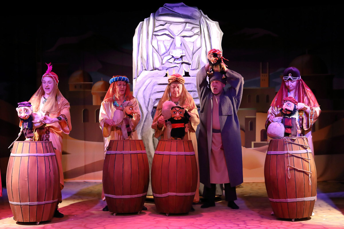 Уже в октябре владимирцев и гостей города ждет красочный марафон спектаклей — от классических постановок до экспериментальных работ. VI Межрегиональный фестиваль «Золотое колечко» объединит на сцене Владимирского областного театра кукол лучшие творческие коллективы из разных уголков России и стран СНГ.