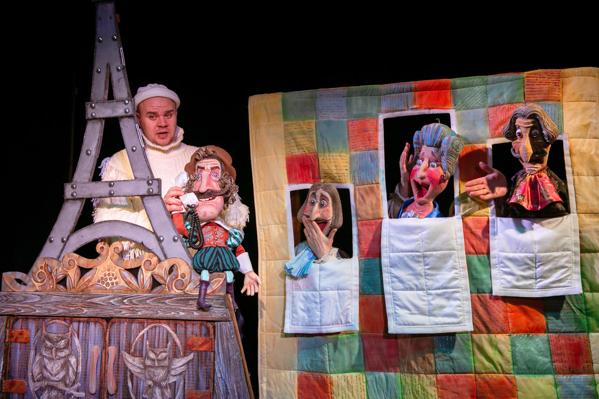 Уже в октябре владимирцев и гостей города ждет красочный марафон спектаклей — от классических постановок до экспериментальных работ. VI Межрегиональный фестиваль «Золотое колечко» объединит на сцене Владимирского областного театра кукол лучшие творческие коллективы из разных уголков России и стран СНГ.