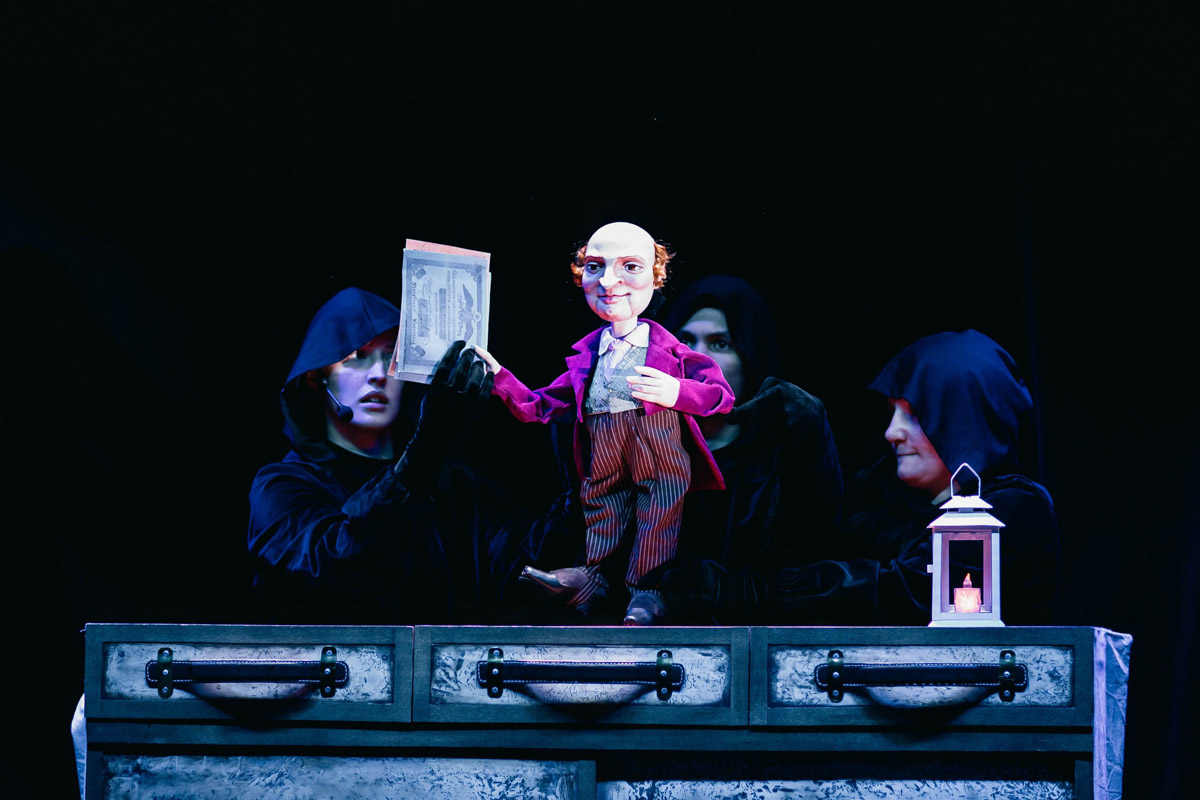 Уже в октябре владимирцев и гостей города ждет красочный марафон спектаклей — от классических постановок до экспериментальных работ. VI Межрегиональный фестиваль «Золотое колечко» объединит на сцене Владимирского областного театра кукол лучшие творческие коллективы из разных уголков России и стран СНГ.