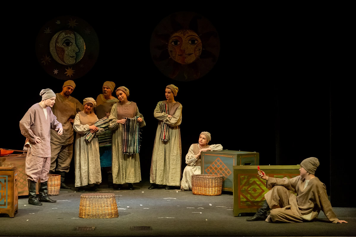 Уже в октябре владимирцев и гостей города ждет красочный марафон спектаклей — от классических постановок до экспериментальных работ. VI Межрегиональный фестиваль «Золотое колечко» объединит на сцене Владимирского областного театра кукол лучшие творческие коллективы из разных уголков России и стран СНГ.