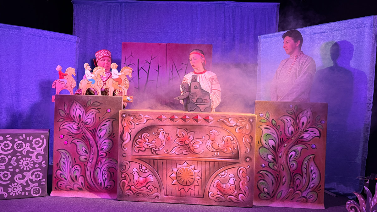 Уже в октябре владимирцев и гостей города ждет красочный марафон спектаклей — от классических постановок до экспериментальных работ. VI Межрегиональный фестиваль «Золотое колечко» объединит на сцене Владимирского областного театра кукол лучшие творческие коллективы из разных уголков России и стран СНГ.