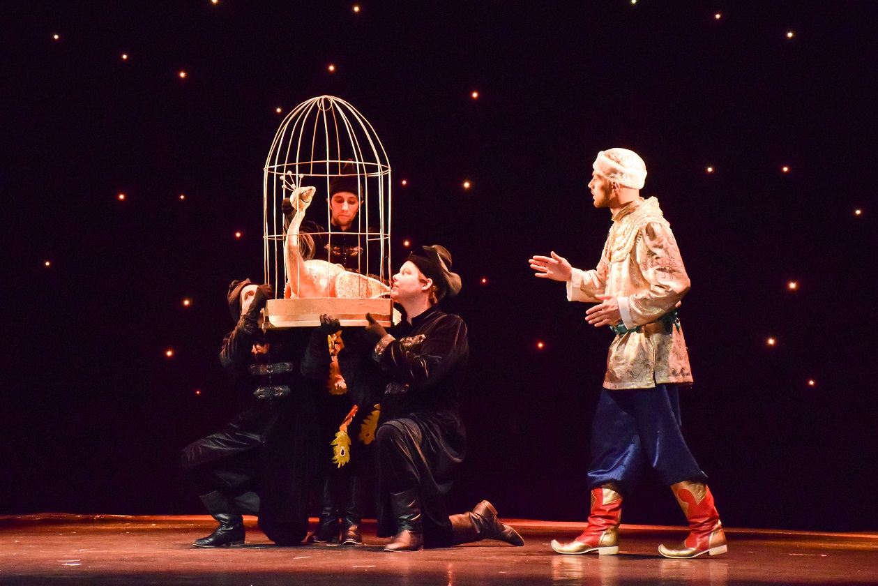 Уже в октябре владимирцев и гостей города ждет красочный марафон спектаклей — от классических постановок до экспериментальных работ. VI Межрегиональный фестиваль «Золотое колечко» объединит на сцене Владимирского областного театра кукол лучшие творческие коллективы из разных уголков России и стран СНГ.