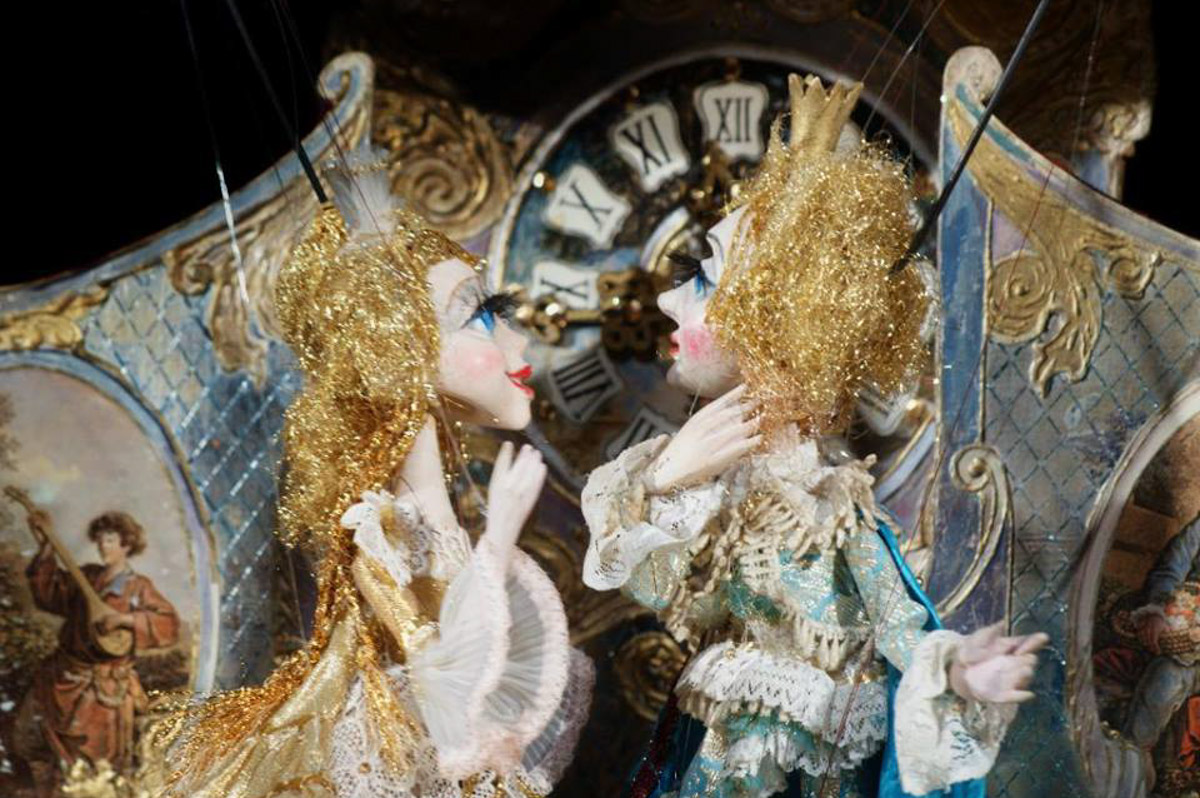 Уже в октябре владимирцев и гостей города ждет красочный марафон спектаклей — от классических постановок до экспериментальных работ. VI Межрегиональный фестиваль «Золотое колечко» объединит на сцене Владимирского областного театра кукол лучшие творческие коллективы из разных уголков России и стран СНГ.