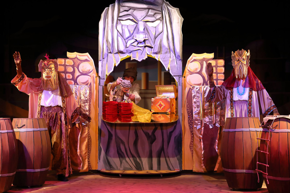 Уже в октябре владимирцев и гостей города ждет красочный марафон спектаклей — от классических постановок до экспериментальных работ. VI Межрегиональный фестиваль «Золотое колечко» объединит на сцене Владимирского областного театра кукол лучшие творческие коллективы из разных уголков России и стран СНГ.