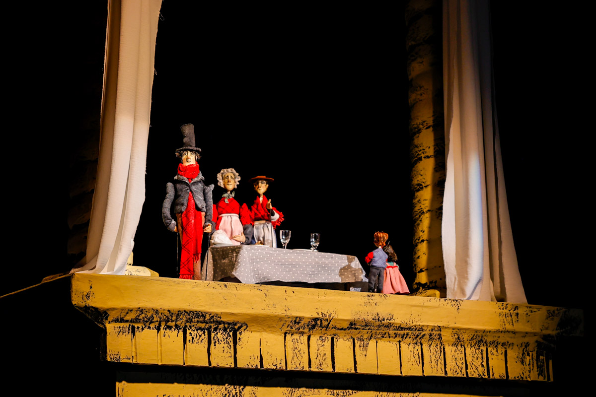 Уже в октябре владимирцев и гостей города ждет красочный марафон спектаклей — от классических постановок до экспериментальных работ. VI Межрегиональный фестиваль «Золотое колечко» объединит на сцене Владимирского областного театра кукол лучшие творческие коллективы из разных уголков России и стран СНГ.