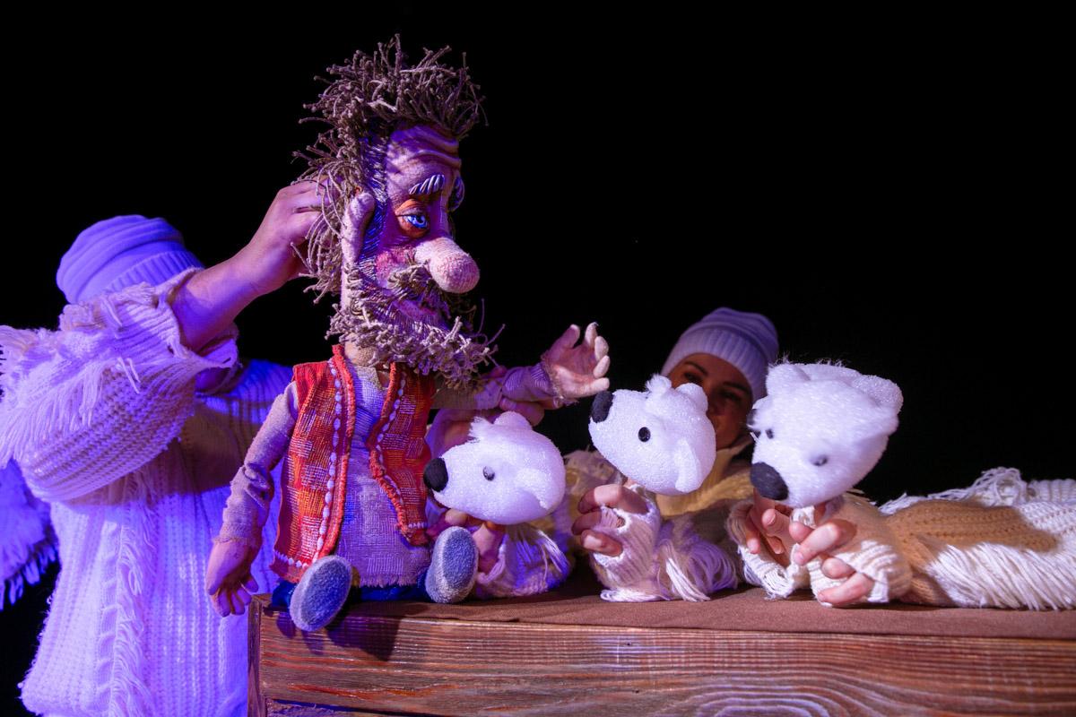 Уже в октябре владимирцев и гостей города ждет красочный марафон спектаклей — от классических постановок до экспериментальных работ. VI Межрегиональный фестиваль «Золотое колечко» объединит на сцене Владимирского областного театра кукол лучшие творческие коллективы из разных уголков России и стран СНГ.