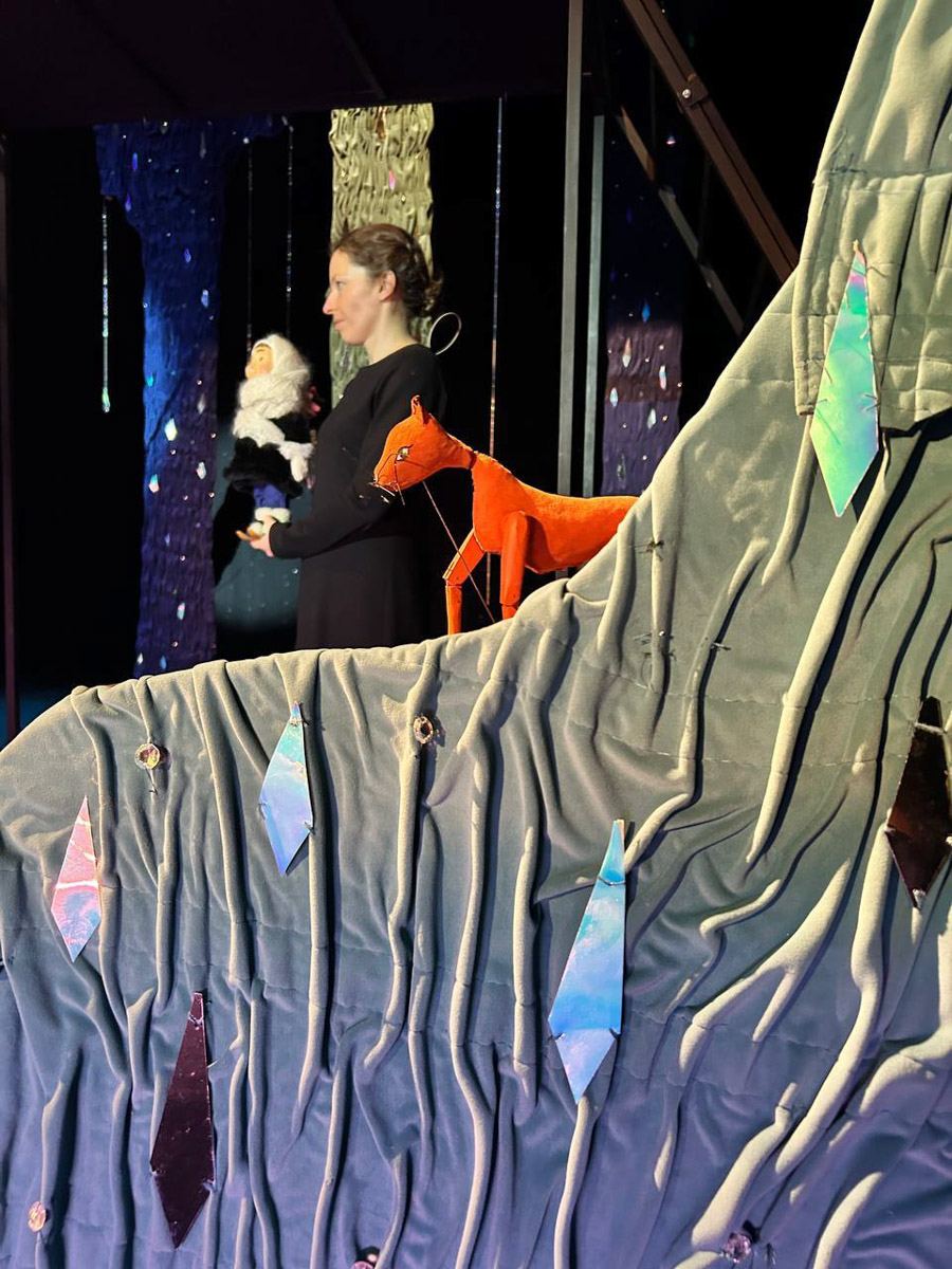 Уже в октябре владимирцев и гостей города ждет красочный марафон спектаклей — от классических постановок до экспериментальных работ. VI Межрегиональный фестиваль «Золотое колечко» объединит на сцене Владимирского областного театра кукол лучшие творческие коллективы из разных уголков России и стран СНГ.