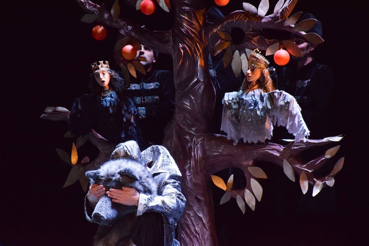 Уже в октябре владимирцев и гостей города ждет красочный марафон спектаклей — от классических постановок до экспериментальных работ. VI Межрегиональный фестиваль «Золотое колечко» объединит на сцене Владимирского областного театра кукол лучшие творческие коллективы из разных уголков России и стран СНГ.