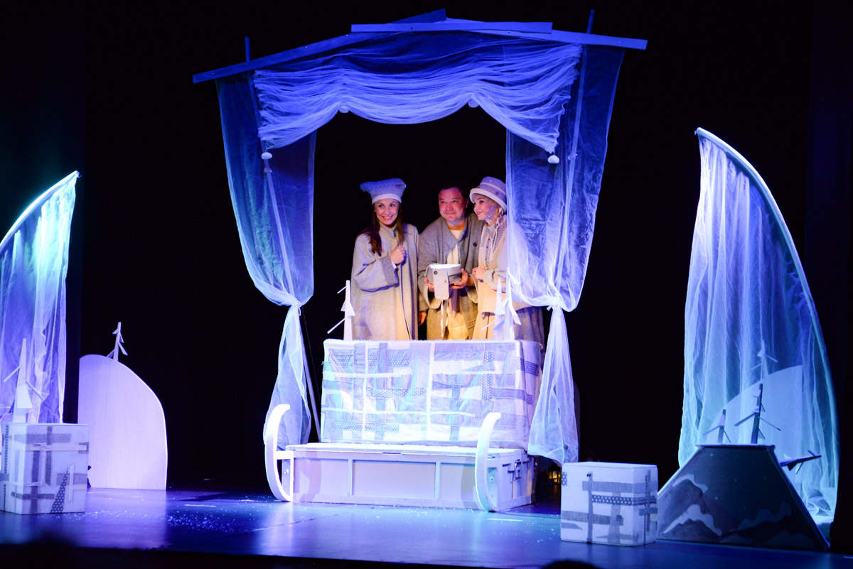 Уже в октябре владимирцев и гостей города ждет красочный марафон спектаклей — от классических постановок до экспериментальных работ. VI Межрегиональный фестиваль «Золотое колечко» объединит на сцене Владимирского областного театра кукол лучшие творческие коллективы из разных уголков России и стран СНГ.