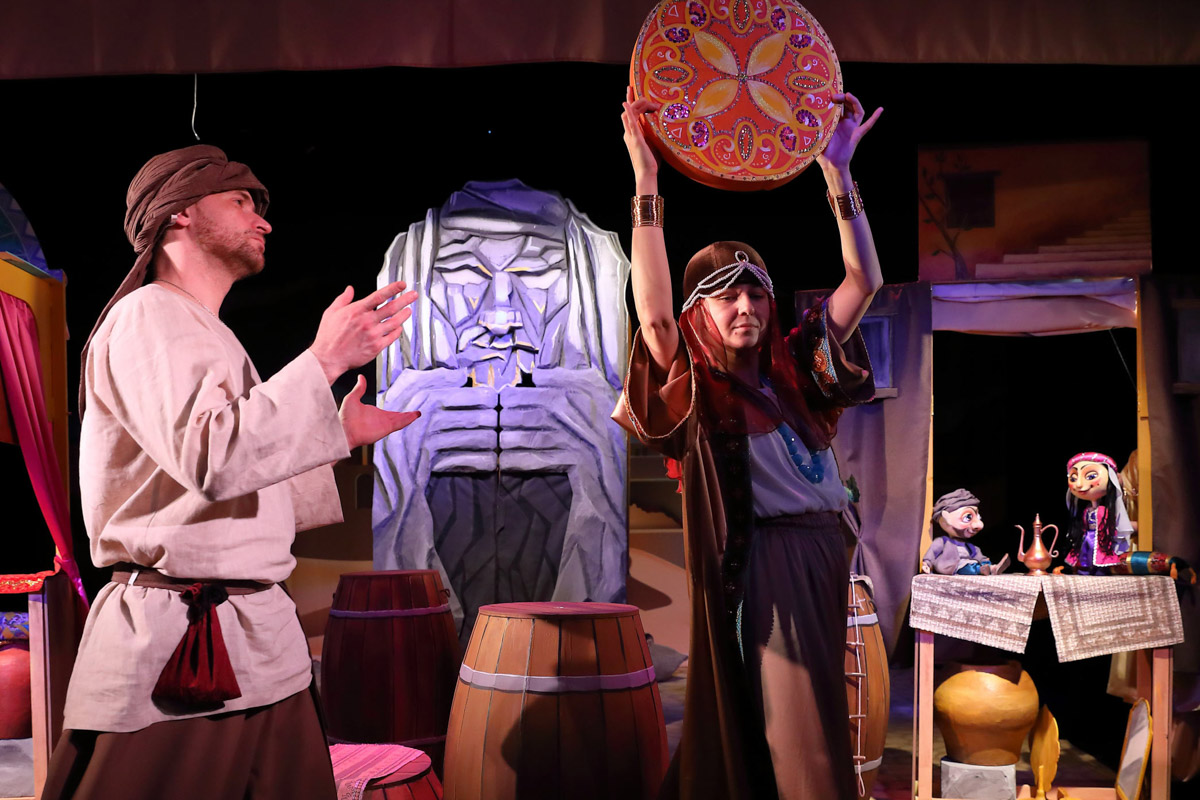 Уже в октябре владимирцев и гостей города ждет красочный марафон спектаклей — от классических постановок до экспериментальных работ. VI Межрегиональный фестиваль «Золотое колечко» объединит на сцене Владимирского областного театра кукол лучшие творческие коллективы из разных уголков России и стран СНГ.