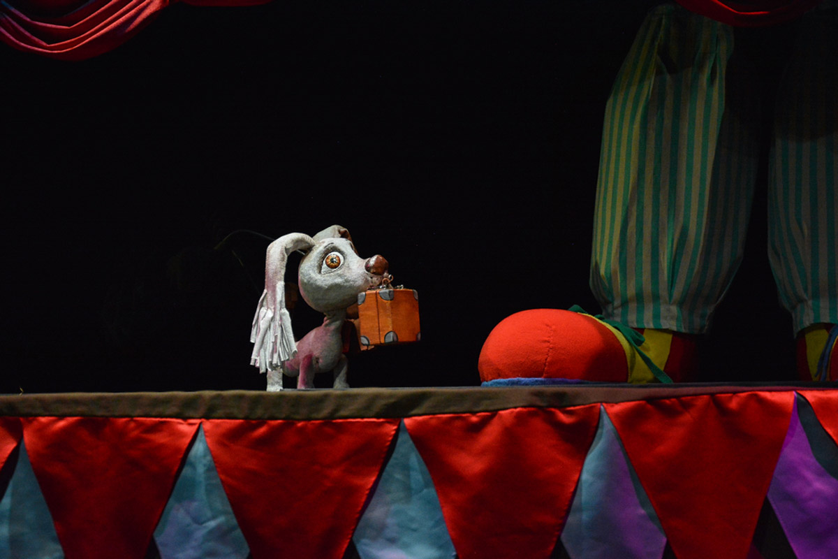 Уже в октябре владимирцев и гостей города ждет красочный марафон спектаклей — от классических постановок до экспериментальных работ. VI Межрегиональный фестиваль «Золотое колечко» объединит на сцене Владимирского областного театра кукол лучшие творческие коллективы из разных уголков России и стран СНГ.