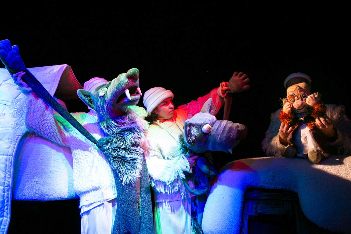 Уже в октябре владимирцев и гостей города ждет красочный марафон спектаклей — от классических постановок до экспериментальных работ. VI Межрегиональный фестиваль «Золотое колечко» объединит на сцене Владимирского областного театра кукол лучшие творческие коллективы из разных уголков России и стран СНГ.