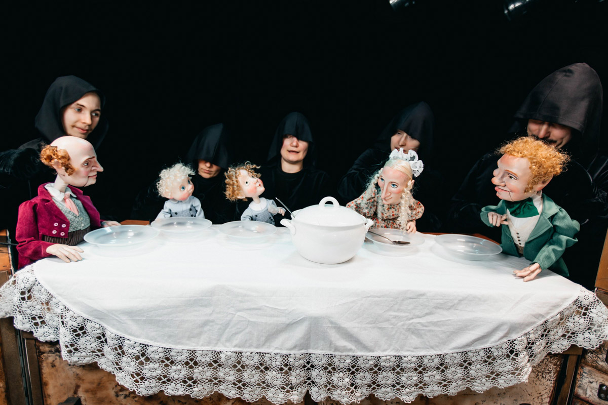 Уже в октябре владимирцев и гостей города ждет красочный марафон спектаклей — от классических постановок до экспериментальных работ. VI Межрегиональный фестиваль «Золотое колечко» объединит на сцене Владимирского областного театра кукол лучшие творческие коллективы из разных уголков России и стран СНГ.