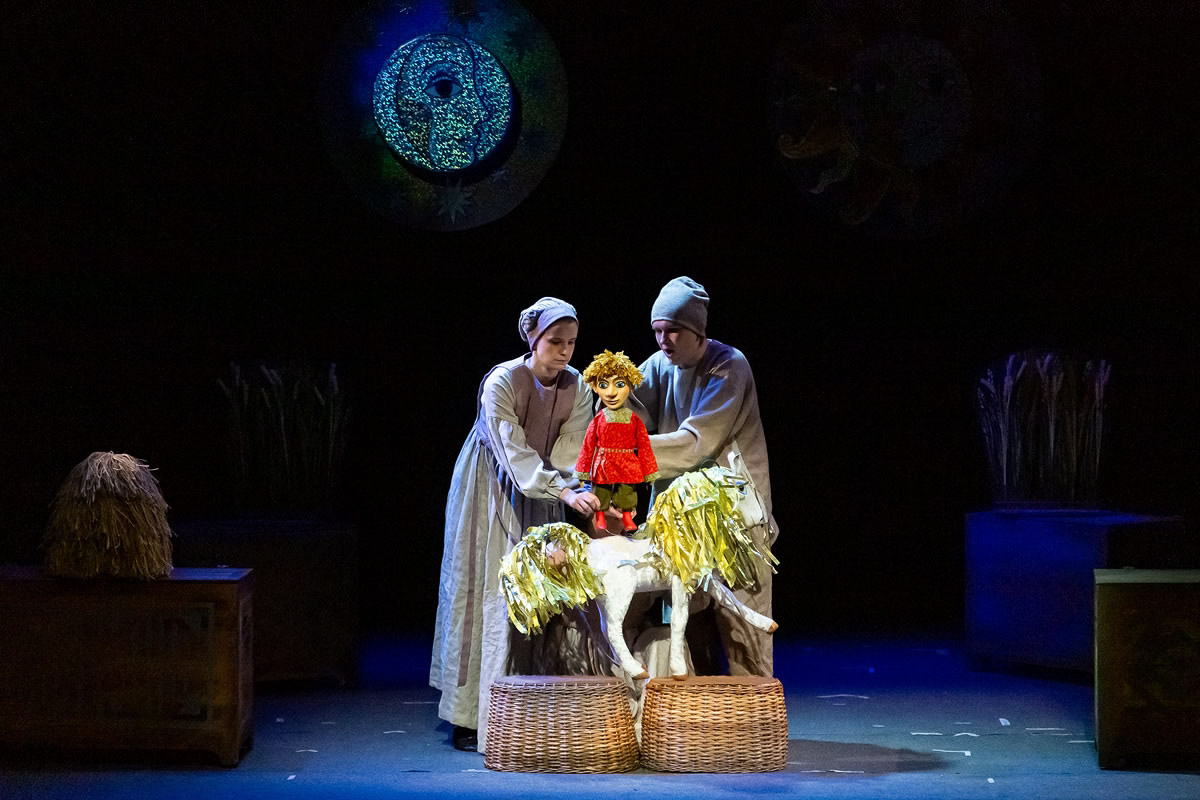 Уже в октябре владимирцев и гостей города ждет красочный марафон спектаклей — от классических постановок до экспериментальных работ. VI Межрегиональный фестиваль «Золотое колечко» объединит на сцене Владимирского областного театра кукол лучшие творческие коллективы из разных уголков России и стран СНГ.