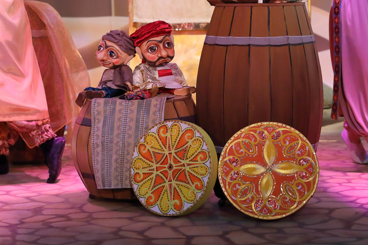 Уже в октябре владимирцев и гостей города ждет красочный марафон спектаклей — от классических постановок до экспериментальных работ. VI Межрегиональный фестиваль «Золотое колечко» объединит на сцене Владимирского областного театра кукол лучшие творческие коллективы из разных уголков России и стран СНГ.