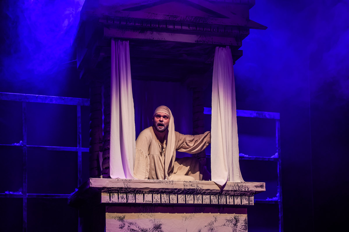 Уже в октябре владимирцев и гостей города ждет красочный марафон спектаклей — от классических постановок до экспериментальных работ. VI Межрегиональный фестиваль «Золотое колечко» объединит на сцене Владимирского областного театра кукол лучшие творческие коллективы из разных уголков России и стран СНГ.