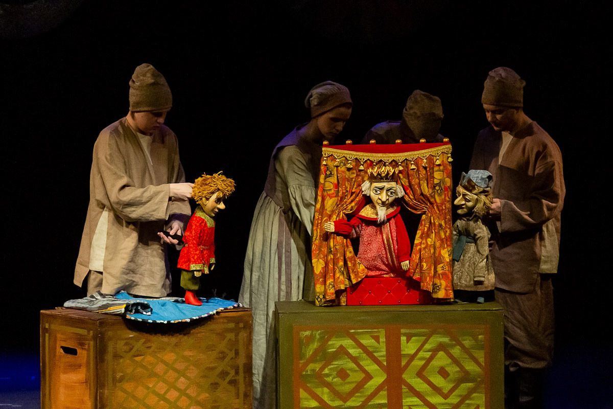 Уже в октябре владимирцев и гостей города ждет красочный марафон спектаклей — от классических постановок до экспериментальных работ. VI Межрегиональный фестиваль «Золотое колечко» объединит на сцене Владимирского областного театра кукол лучшие творческие коллективы из разных уголков России и стран СНГ.