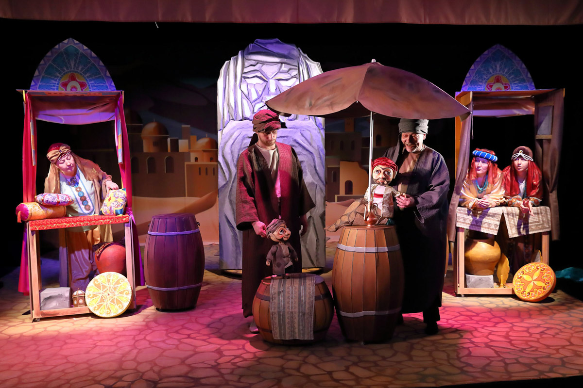 Уже в октябре владимирцев и гостей города ждет красочный марафон спектаклей — от классических постановок до экспериментальных работ. VI Межрегиональный фестиваль «Золотое колечко» объединит на сцене Владимирского областного театра кукол лучшие творческие коллективы из разных уголков России и стран СНГ.