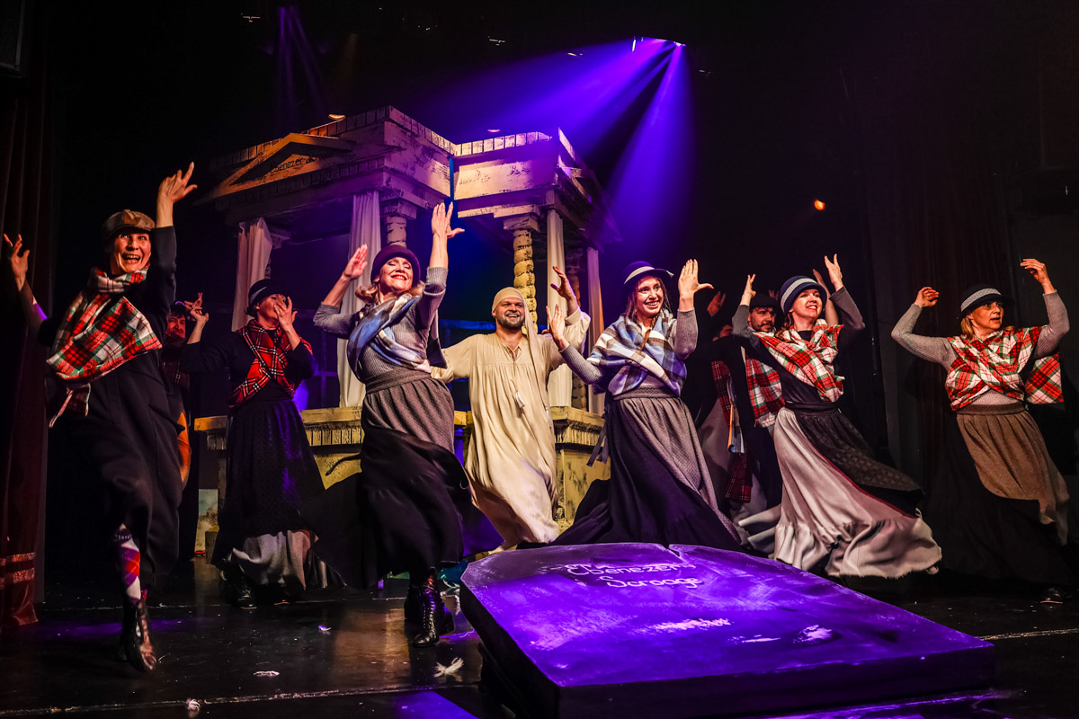 Уже в октябре владимирцев и гостей города ждет красочный марафон спектаклей — от классических постановок до экспериментальных работ. VI Межрегиональный фестиваль «Золотое колечко» объединит на сцене Владимирского областного театра кукол лучшие творческие коллективы из разных уголков России и стран СНГ.