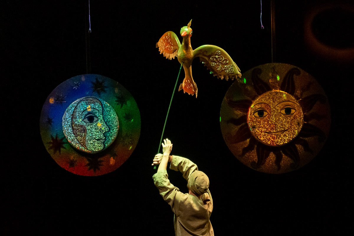 Уже в октябре владимирцев и гостей города ждет красочный марафон спектаклей — от классических постановок до экспериментальных работ. VI Межрегиональный фестиваль «Золотое колечко» объединит на сцене Владимирского областного театра кукол лучшие творческие коллективы из разных уголков России и стран СНГ.