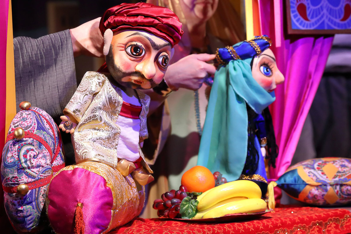 Уже в октябре владимирцев и гостей города ждет красочный марафон спектаклей — от классических постановок до экспериментальных работ. VI Межрегиональный фестиваль «Золотое колечко» объединит на сцене Владимирского областного театра кукол лучшие творческие коллективы из разных уголков России и стран СНГ.