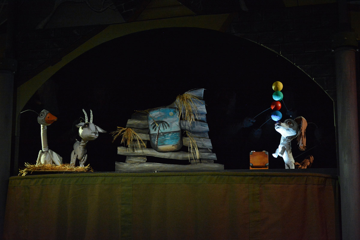 Уже в октябре владимирцев и гостей города ждет красочный марафон спектаклей — от классических постановок до экспериментальных работ. VI Межрегиональный фестиваль «Золотое колечко» объединит на сцене Владимирского областного театра кукол лучшие творческие коллективы из разных уголков России и стран СНГ.