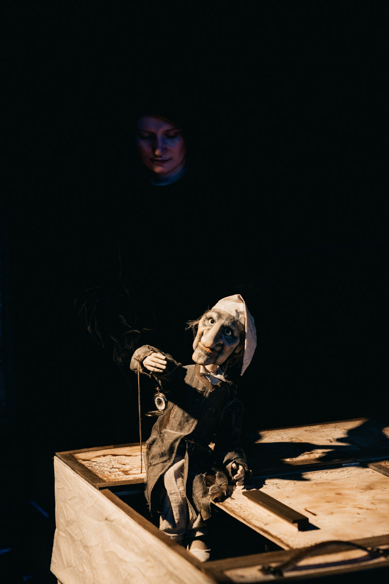 Уже в октябре владимирцев и гостей города ждет красочный марафон спектаклей — от классических постановок до экспериментальных работ. VI Межрегиональный фестиваль «Золотое колечко» объединит на сцене Владимирского областного театра кукол лучшие творческие коллективы из разных уголков России и стран СНГ.