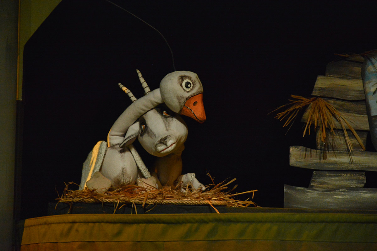 Уже в октябре владимирцев и гостей города ждет красочный марафон спектаклей — от классических постановок до экспериментальных работ. VI Межрегиональный фестиваль «Золотое колечко» объединит на сцене Владимирского областного театра кукол лучшие творческие коллективы из разных уголков России и стран СНГ.