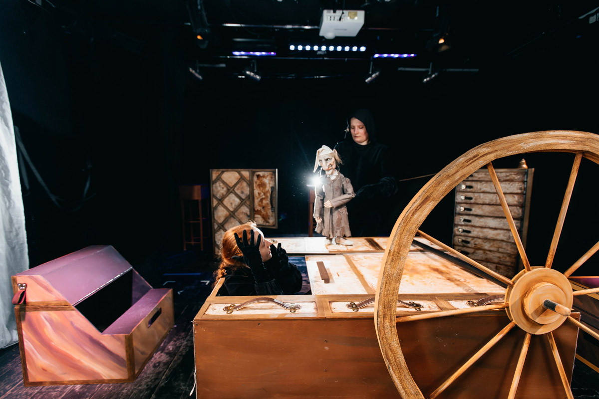 Уже в октябре владимирцев и гостей города ждет красочный марафон спектаклей — от классических постановок до экспериментальных работ. VI Межрегиональный фестиваль «Золотое колечко» объединит на сцене Владимирского областного театра кукол лучшие творческие коллективы из разных уголков России и стран СНГ.