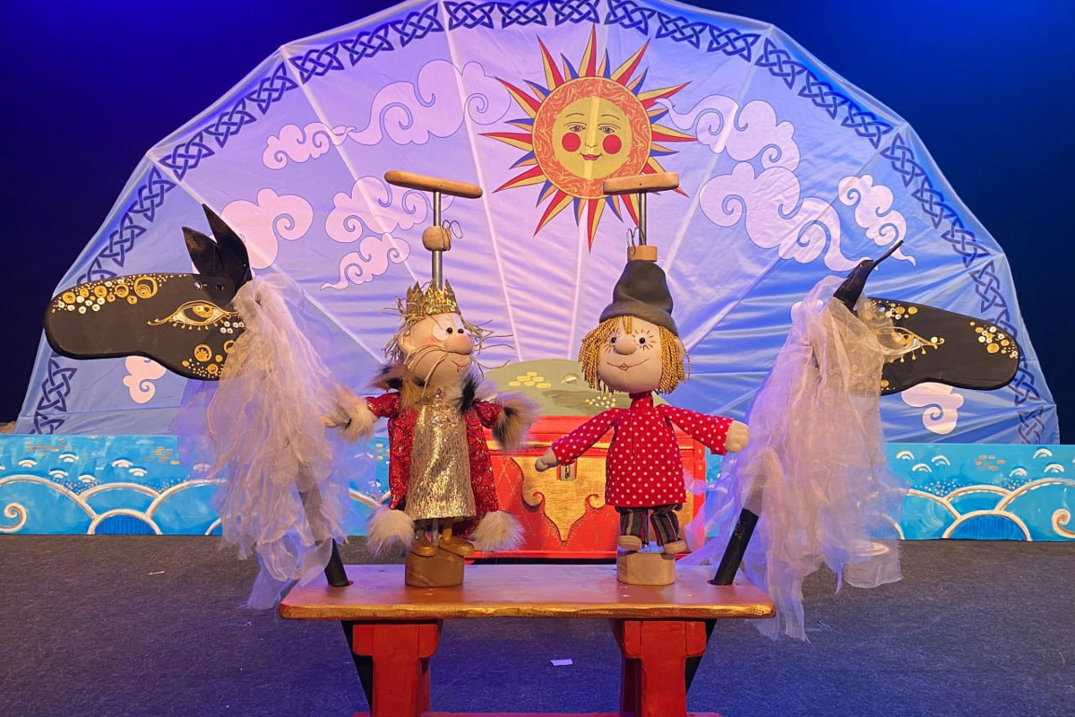 Уже в октябре владимирцев и гостей города ждет красочный марафон спектаклей — от классических постановок до экспериментальных работ. VI Межрегиональный фестиваль «Золотое колечко» объединит на сцене Владимирского областного театра кукол лучшие творческие коллективы из разных уголков России и стран СНГ.