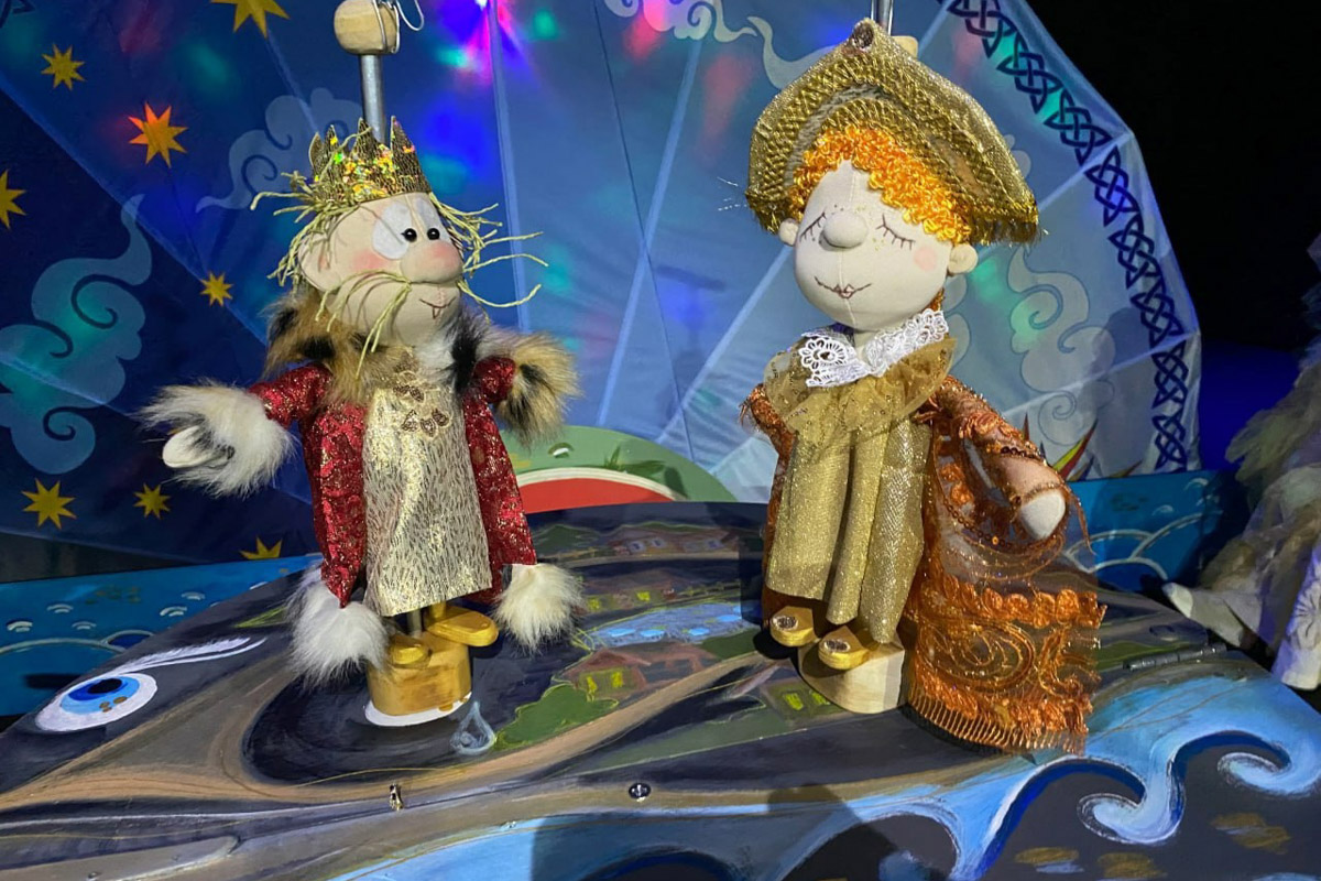 Уже в октябре владимирцев и гостей города ждет красочный марафон спектаклей — от классических постановок до экспериментальных работ. VI Межрегиональный фестиваль «Золотое колечко» объединит на сцене Владимирского областного театра кукол лучшие творческие коллективы из разных уголков России и стран СНГ.