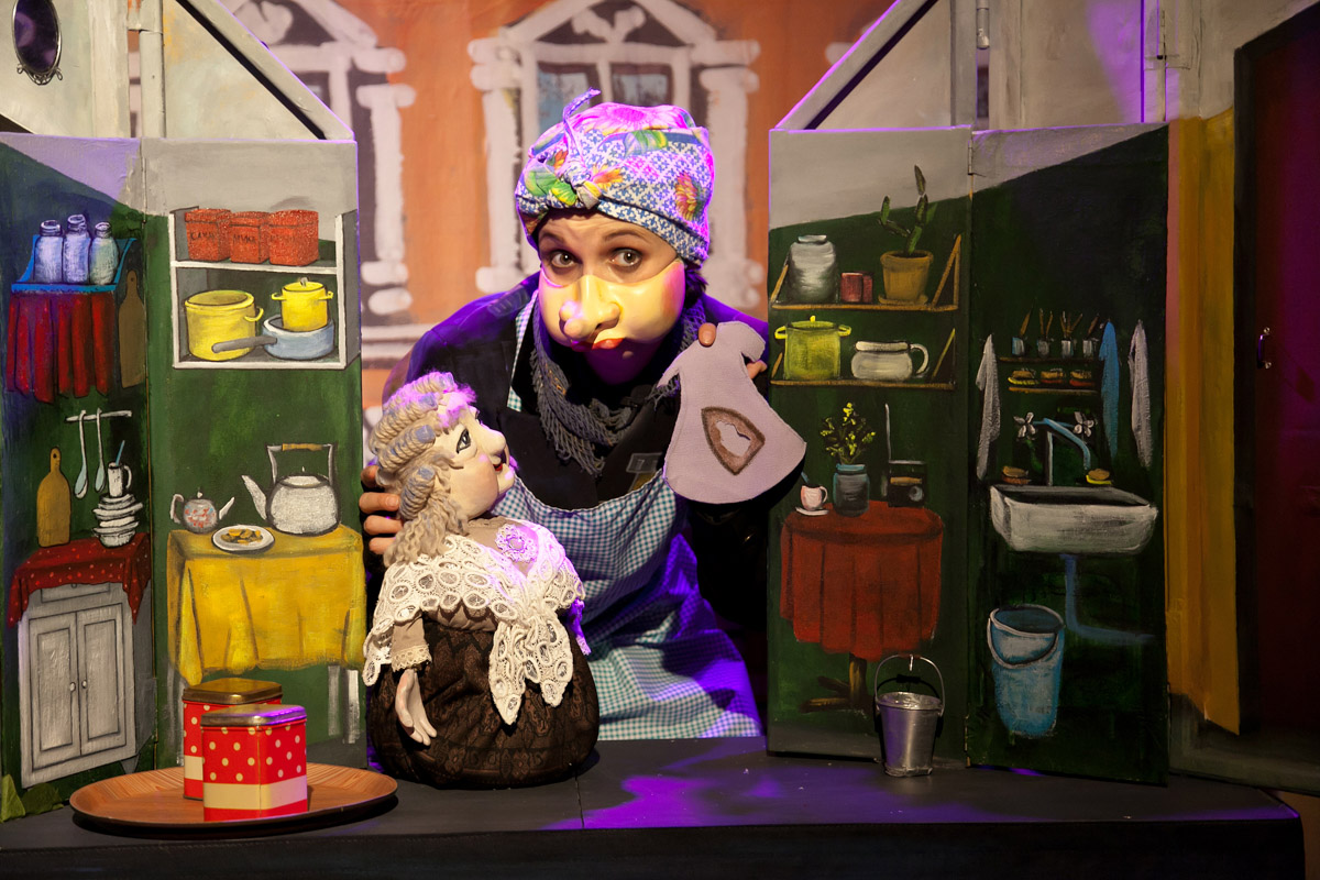 Уже в октябре владимирцев и гостей города ждет красочный марафон спектаклей — от классических постановок до экспериментальных работ. VI Межрегиональный фестиваль «Золотое колечко» объединит на сцене Владимирского областного театра кукол лучшие творческие коллективы из разных уголков России и стран СНГ.