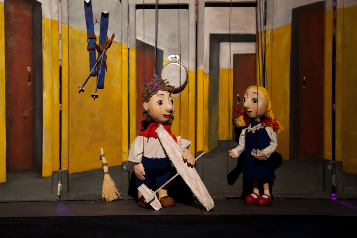 Уже в октябре владимирцев и гостей города ждет красочный марафон спектаклей — от классических постановок до экспериментальных работ. VI Межрегиональный фестиваль «Золотое колечко» объединит на сцене Владимирского областного театра кукол лучшие творческие коллективы из разных уголков России и стран СНГ.