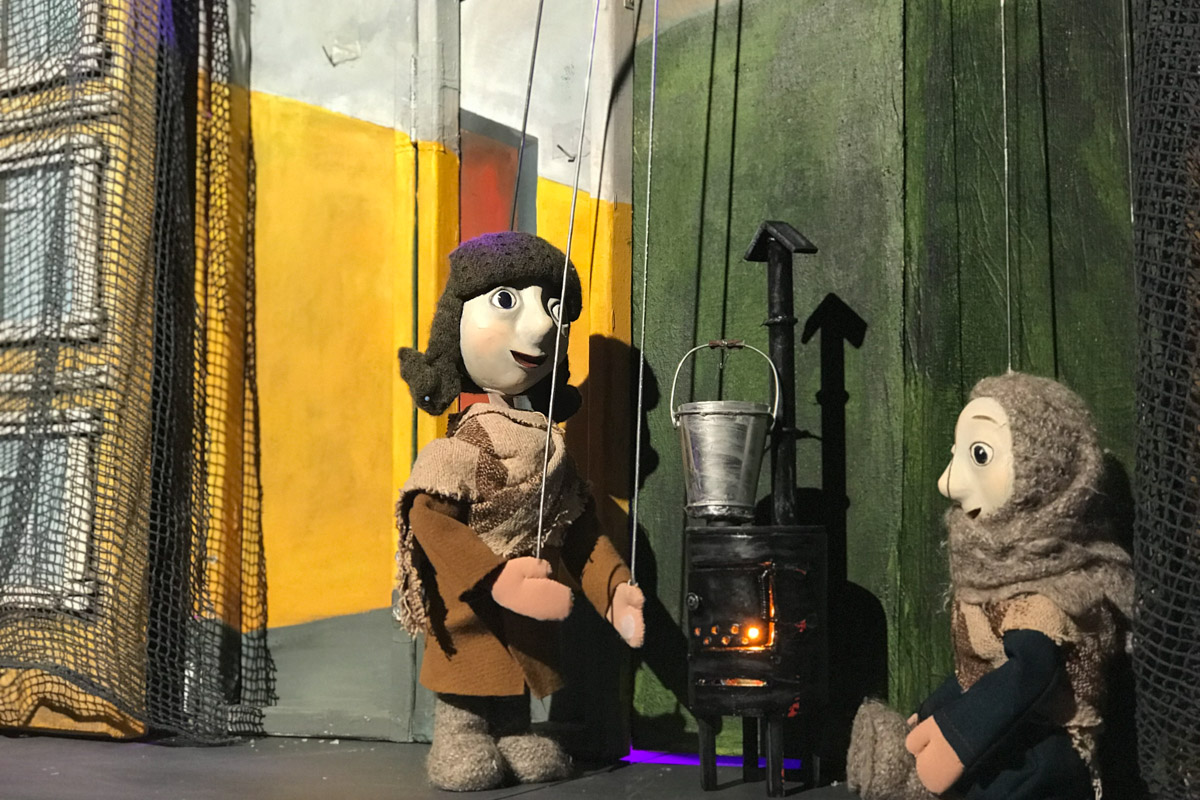 Уже в октябре владимирцев и гостей города ждет красочный марафон спектаклей — от классических постановок до экспериментальных работ. VI Межрегиональный фестиваль «Золотое колечко» объединит на сцене Владимирского областного театра кукол лучшие творческие коллективы из разных уголков России и стран СНГ.