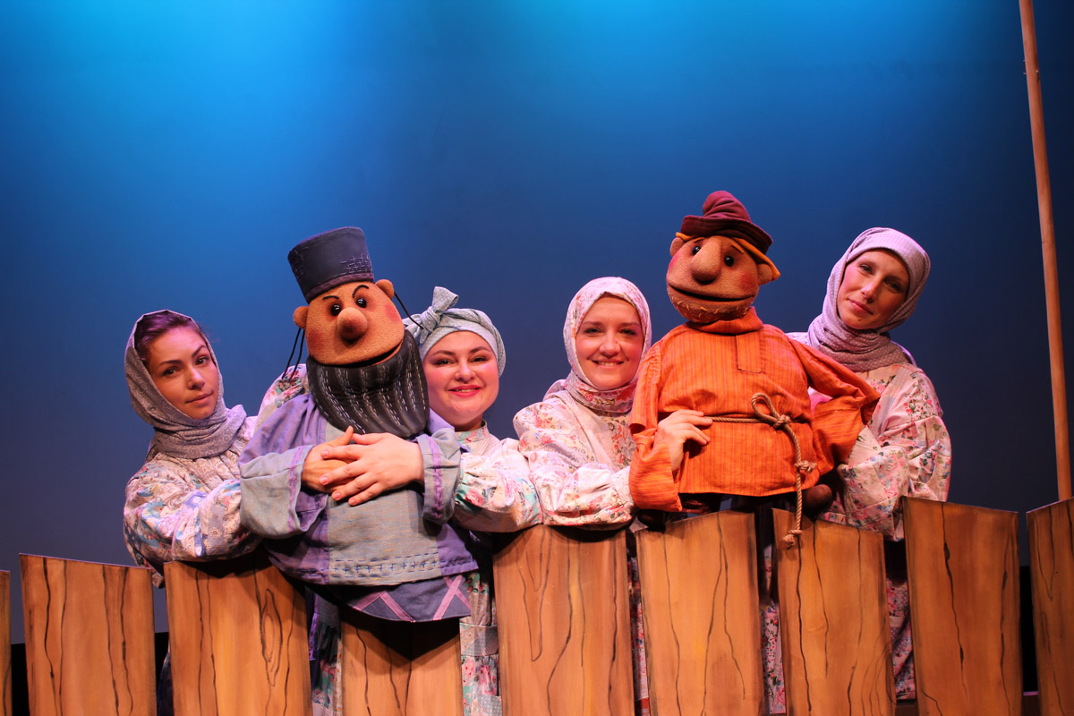 Уже в октябре владимирцев и гостей города ждет красочный марафон спектаклей — от классических постановок до экспериментальных работ. VI Межрегиональный фестиваль «Золотое колечко» объединит на сцене Владимирского областного театра кукол лучшие творческие коллективы из разных уголков России и стран СНГ.