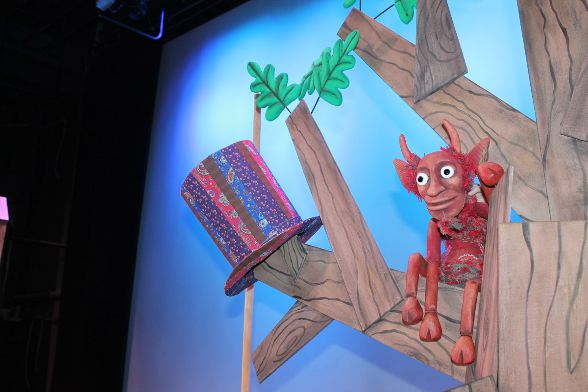 Уже в октябре владимирцев и гостей города ждет красочный марафон спектаклей — от классических постановок до экспериментальных работ. VI Межрегиональный фестиваль «Золотое колечко» объединит на сцене Владимирского областного театра кукол лучшие творческие коллективы из разных уголков России и стран СНГ.