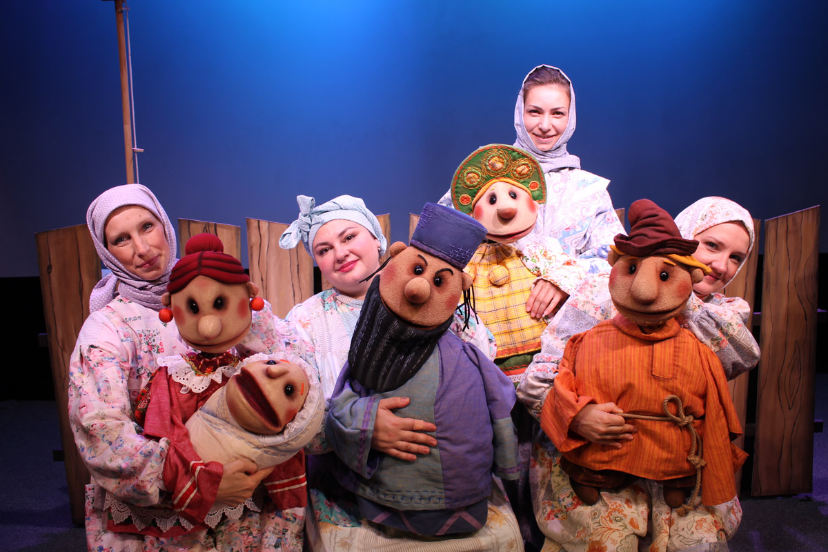 Уже в октябре владимирцев и гостей города ждет красочный марафон спектаклей — от классических постановок до экспериментальных работ. VI Межрегиональный фестиваль «Золотое колечко» объединит на сцене Владимирского областного театра кукол лучшие творческие коллективы из разных уголков России и стран СНГ.