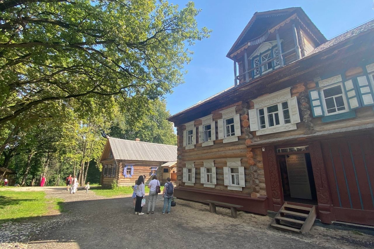 Станок для подковки коня, образцы редкой глухой корабельной резьбы, овины, амбары, мельницы и церкви старого образца. А еще ступальный колодец, который приводили в движение с помощью ног. На территории в 36 гектаров на окраине Нижнего Новгорода раскинулся уникальный музей деревянного зодчества «Щёлоковский хутор». Все его чудеса увидел и «Ключ-Медиа»!
