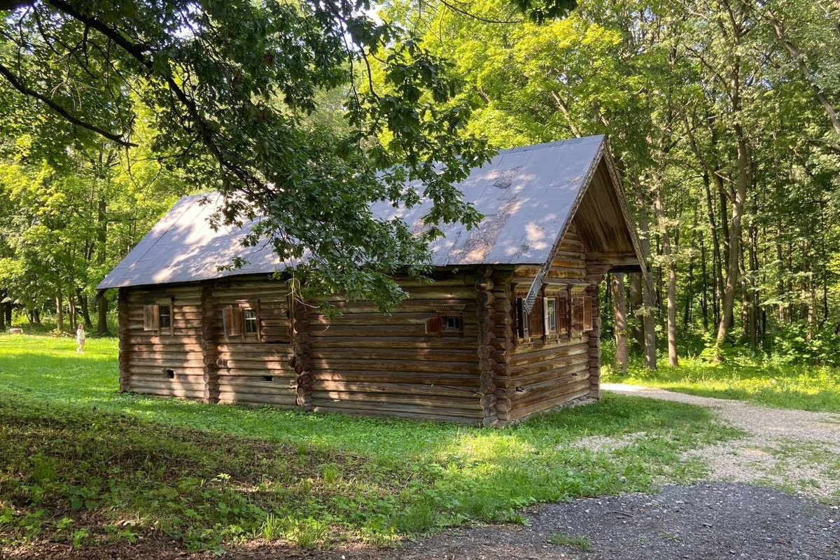 Станок для подковки коня, образцы редкой глухой корабельной резьбы, овины, амбары, мельницы и церкви старого образца. А еще ступальный колодец, который приводили в движение с помощью ног. На территории в 36 гектаров на окраине Нижнего Новгорода раскинулся уникальный музей деревянного зодчества «Щёлоковский хутор». Все его чудеса увидел и «Ключ-Медиа»!