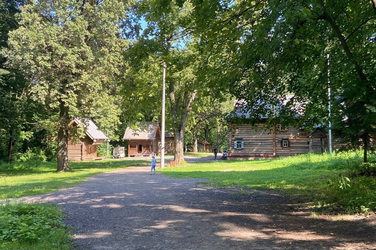 Станок для подковки коня, образцы редкой глухой корабельной резьбы, овины, амбары, мельницы и церкви старого образца. А еще ступальный колодец, который приводили в движение с помощью ног. На территории в 36 гектаров на окраине Нижнего Новгорода раскинулся уникальный музей деревянного зодчества «Щёлоковский хутор». Все его чудеса увидел и «Ключ-Медиа»!