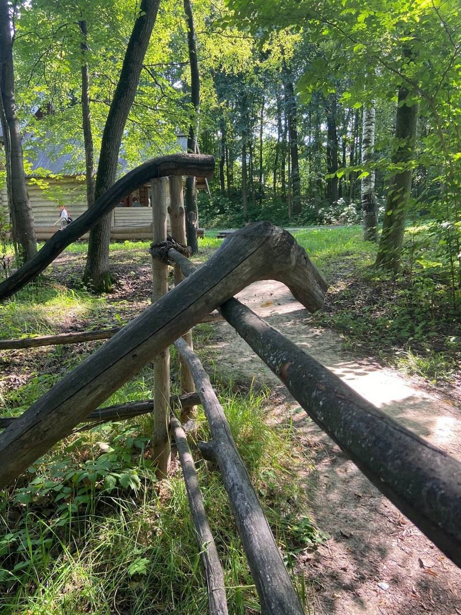 Станок для подковки коня, образцы редкой глухой корабельной резьбы, овины, амбары, мельницы и церкви старого образца. А еще ступальный колодец, который приводили в движение с помощью ног. На территории в 36 гектаров на окраине Нижнего Новгорода раскинулся уникальный музей деревянного зодчества «Щёлоковский хутор». Все его чудеса увидел и «Ключ-Медиа»!