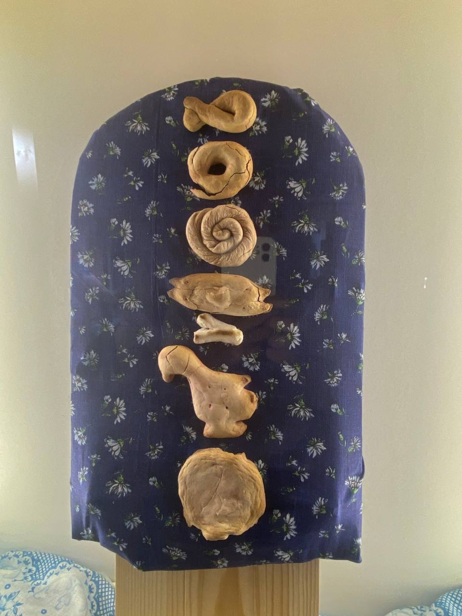 Станок для подковки коня, образцы редкой глухой корабельной резьбы, овины, амбары, мельницы и церкви старого образца. А еще ступальный колодец, который приводили в движение с помощью ног. На территории в 36 гектаров на окраине Нижнего Новгорода раскинулся уникальный музей деревянного зодчества «Щёлоковский хутор». Все его чудеса увидел и «Ключ-Медиа»!