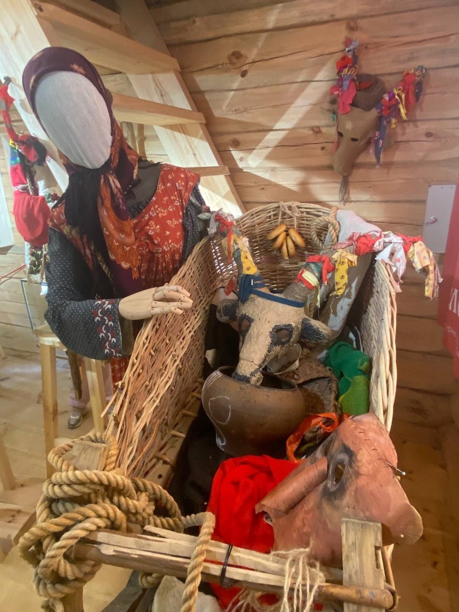 Станок для подковки коня, образцы редкой глухой корабельной резьбы, овины, амбары, мельницы и церкви старого образца. А еще ступальный колодец, который приводили в движение с помощью ног. На территории в 36 гектаров на окраине Нижнего Новгорода раскинулся уникальный музей деревянного зодчества «Щёлоковский хутор». Все его чудеса увидел и «Ключ-Медиа»!