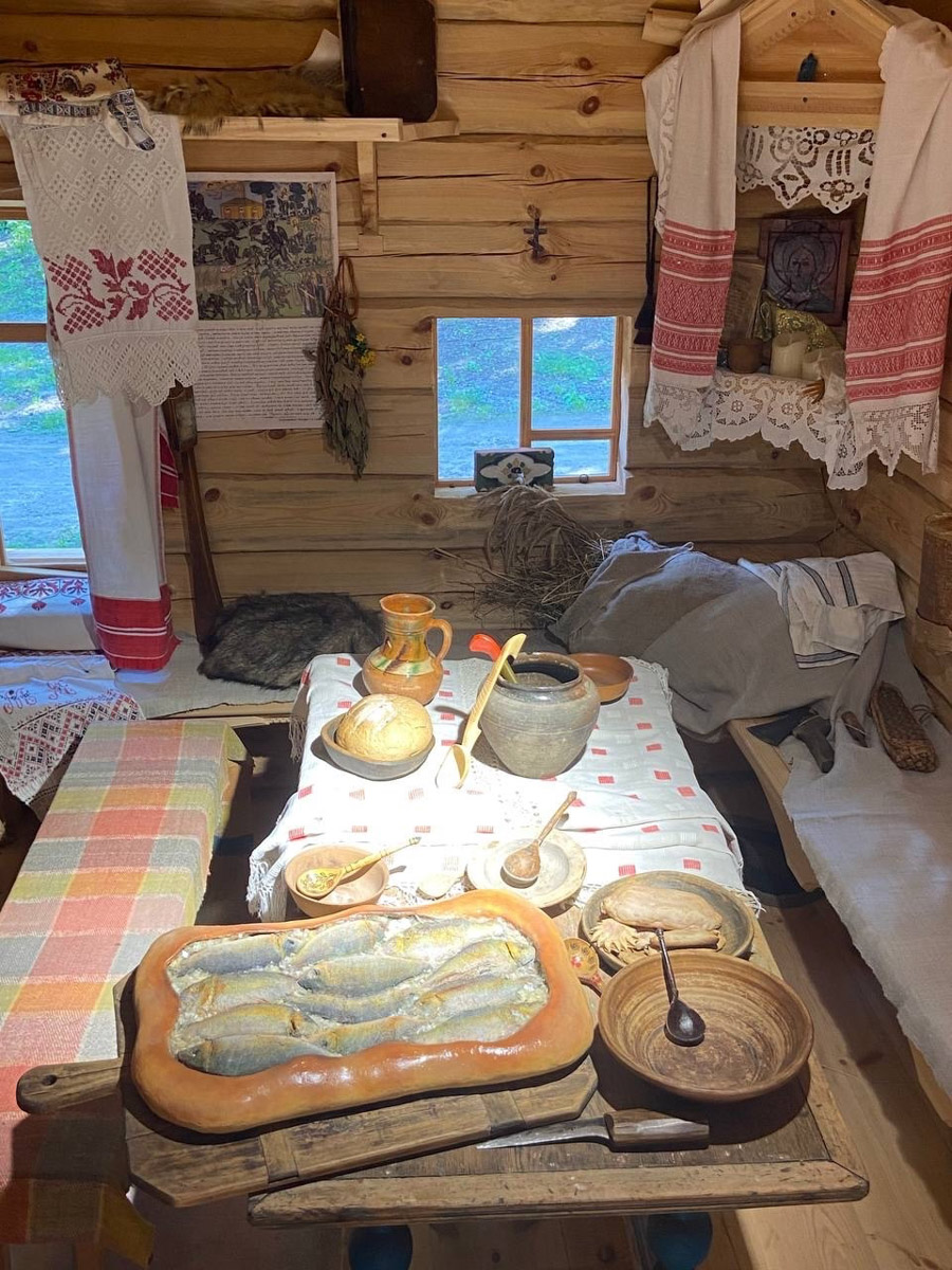 Станок для подковки коня, образцы редкой глухой корабельной резьбы, овины, амбары, мельницы и церкви старого образца. А еще ступальный колодец, который приводили в движение с помощью ног. На территории в 36 гектаров на окраине Нижнего Новгорода раскинулся уникальный музей деревянного зодчества «Щёлоковский хутор». Все его чудеса увидел и «Ключ-Медиа»!