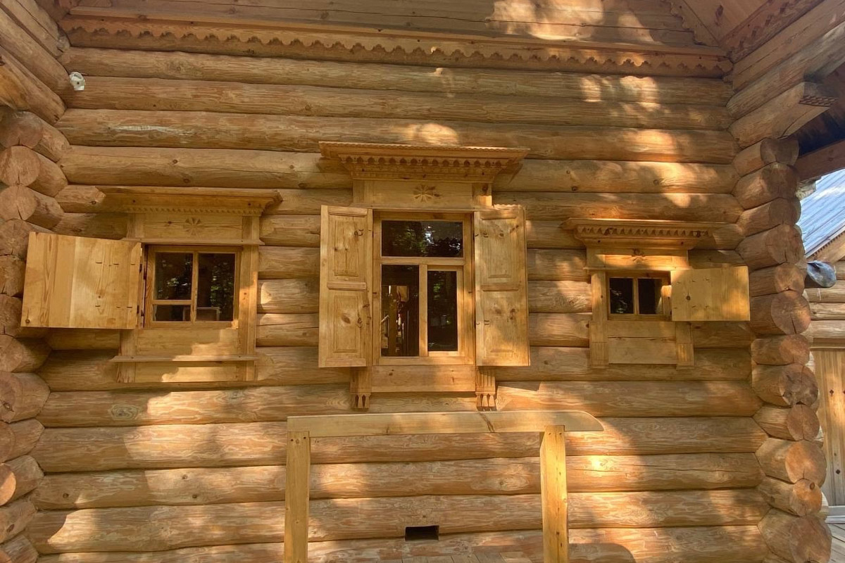 Станок для подковки коня, образцы редкой глухой корабельной резьбы, овины, амбары, мельницы и церкви старого образца. А еще ступальный колодец, который приводили в движение с помощью ног. На территории в 36 гектаров на окраине Нижнего Новгорода раскинулся уникальный музей деревянного зодчества «Щёлоковский хутор». Все его чудеса увидел и «Ключ-Медиа»!