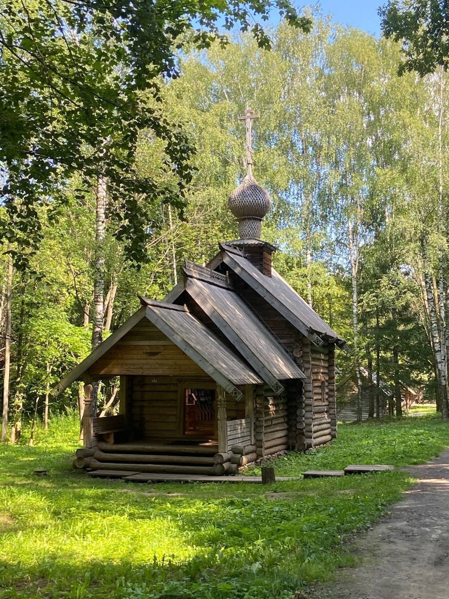 Станок для подковки коня, образцы редкой глухой корабельной резьбы, овины, амбары, мельницы и церкви старого образца. А еще ступальный колодец, который приводили в движение с помощью ног. На территории в 36 гектаров на окраине Нижнего Новгорода раскинулся уникальный музей деревянного зодчества «Щёлоковский хутор». Все его чудеса увидел и «Ключ-Медиа»!