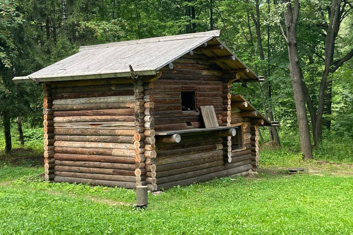Станок для подковки коня, образцы редкой глухой корабельной резьбы, овины, амбары, мельницы и церкви старого образца. А еще ступальный колодец, который приводили в движение с помощью ног. На территории в 36 гектаров на окраине Нижнего Новгорода раскинулся уникальный музей деревянного зодчества «Щёлоковский хутор». Все его чудеса увидел и «Ключ-Медиа»!