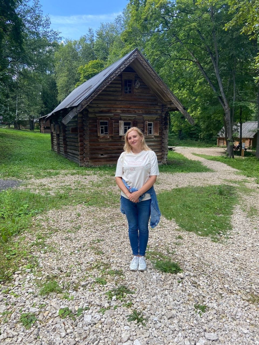 Станок для подковки коня, образцы редкой глухой корабельной резьбы, овины, амбары, мельницы и церкви старого образца. А еще ступальный колодец, который приводили в движение с помощью ног. На территории в 36 гектаров на окраине Нижнего Новгорода раскинулся уникальный музей деревянного зодчества «Щёлоковский хутор». Все его чудеса увидел и «Ключ-Медиа»!