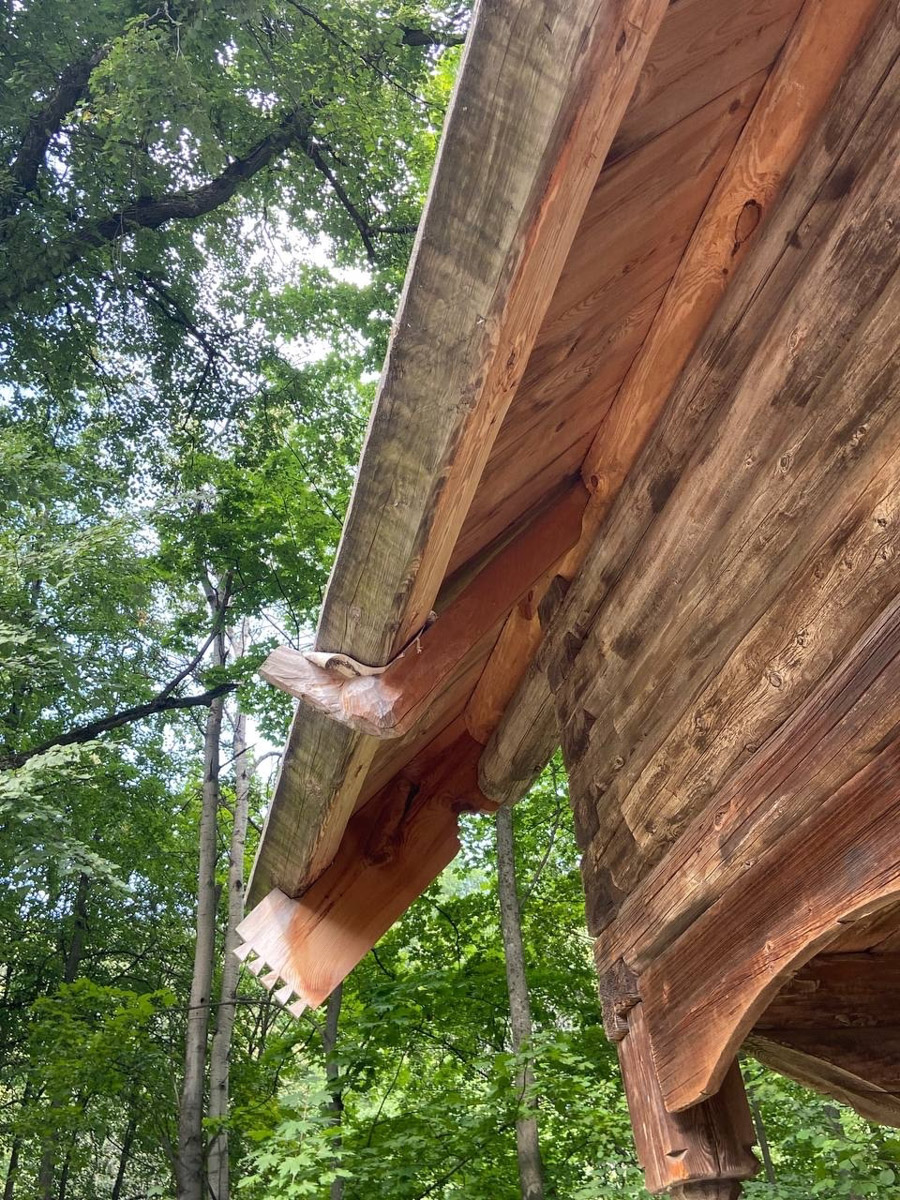 Станок для подковки коня, образцы редкой глухой корабельной резьбы, овины, амбары, мельницы и церкви старого образца. А еще ступальный колодец, который приводили в движение с помощью ног. На территории в 36 гектаров на окраине Нижнего Новгорода раскинулся уникальный музей деревянного зодчества «Щёлоковский хутор». Все его чудеса увидел и «Ключ-Медиа»!